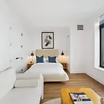 Posh Studio With Luxe Amenities In Prime Location!