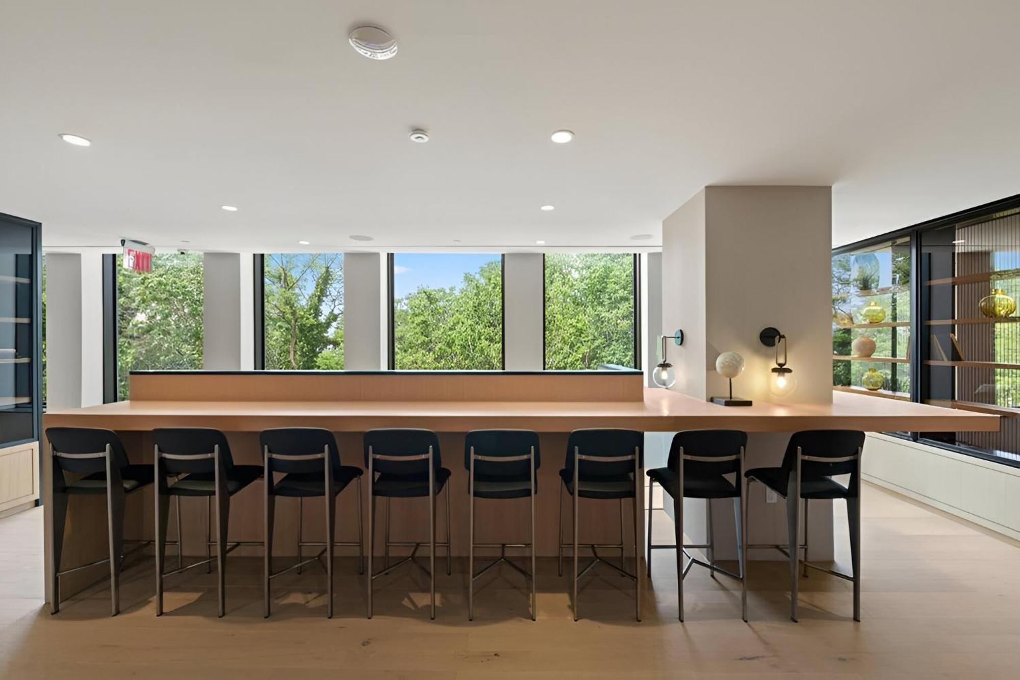 Posh With Luxe Amenities In Prime Location! Apartment *