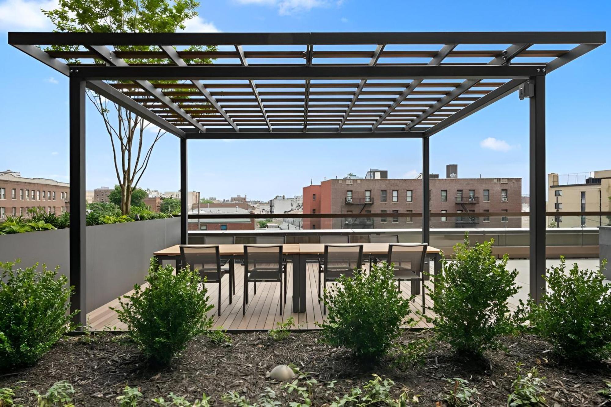 Apartment Posh With Luxe Amenities In Prime Location!